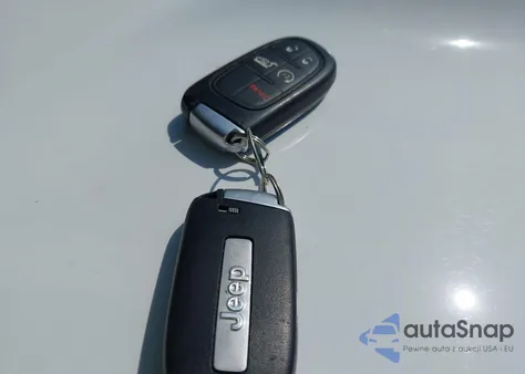 2019 Jeep Cherokee Limited 4X4 from USA, damaged, VIN 1C4PJMDX5KD267589